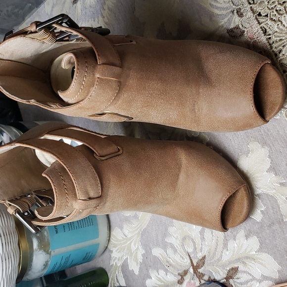 Guess Women's Booties - Picture 3 of 6